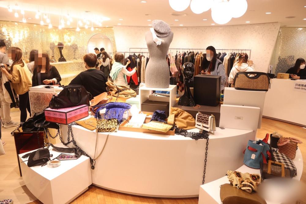 陈慧琳义卖8000件二手衣物,数百人涌入疯抢,警方介入解决纠纷-陈慧琳捐赠