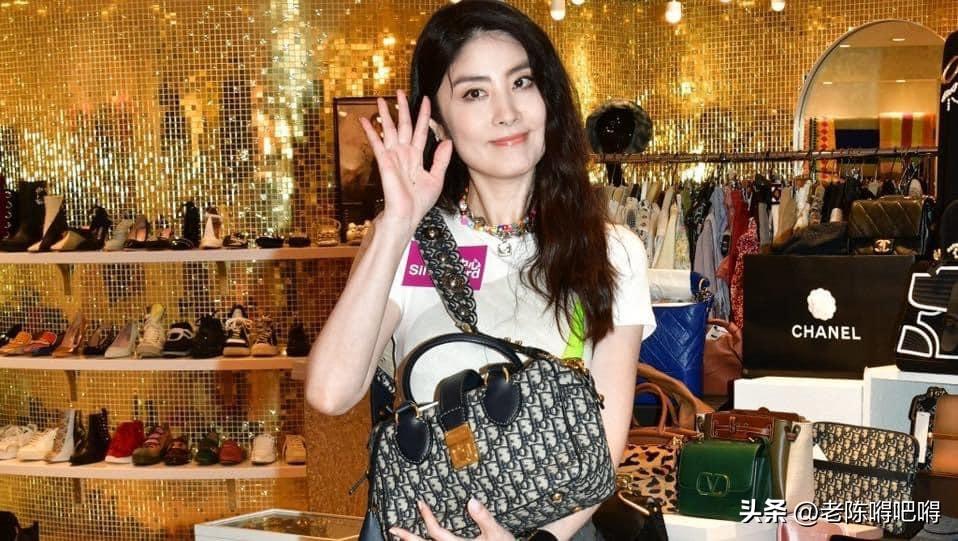 陈慧琳义卖二手衣物,几百人排队抢购,8000件商品一上午全卖光-陈慧琳穿搭