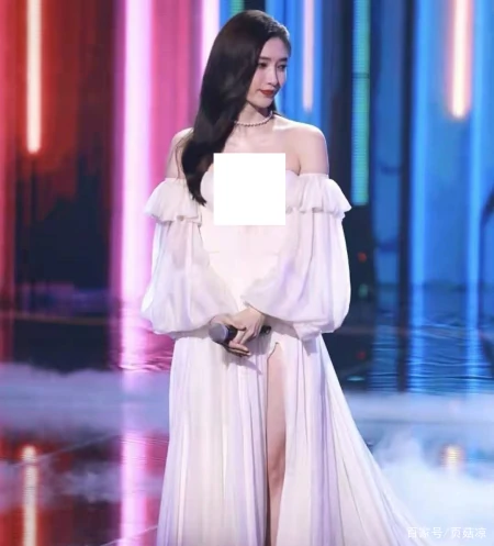 江疏影近照曝光,肤白貌美大长腿众人羡,无奈长裙太暴露显尴尬(江疏影究竟有多美连不屑一顾的笑)