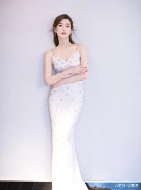 江疏影近照曝光,肤白貌美大长腿众人羡,无奈长裙太暴露显尴尬(江疏影究竟有多美连不屑一顾的笑)