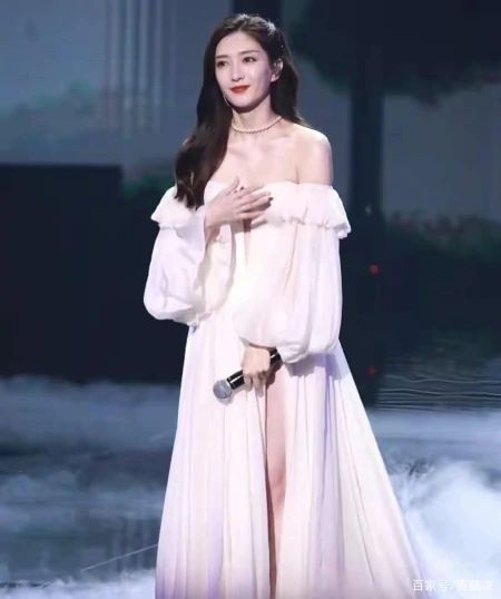 江疏影近照曝光,肤白貌美大长腿众人羡,无奈长裙太暴露显尴尬(江疏影究竟有多美连不屑一顾的笑)