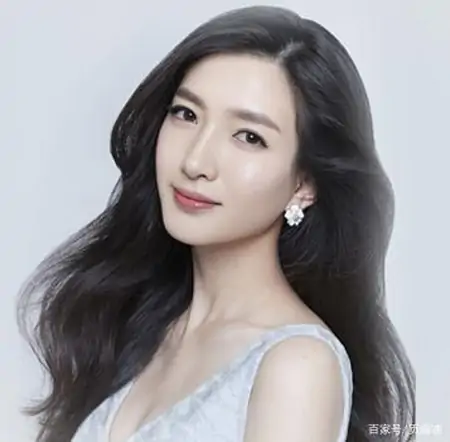 江疏影近照曝光,肤白貌美大长腿众人羡,无奈长裙太暴露显尴尬(江疏影究竟有多美连不屑一顾的笑)