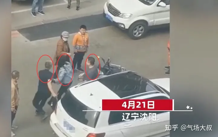 辽宁女子与奔驰车发生剐蹭,遭两男子掌掴鼻血直流,警方通报:女子要求和解-沈阳女子骑车刮奔驰