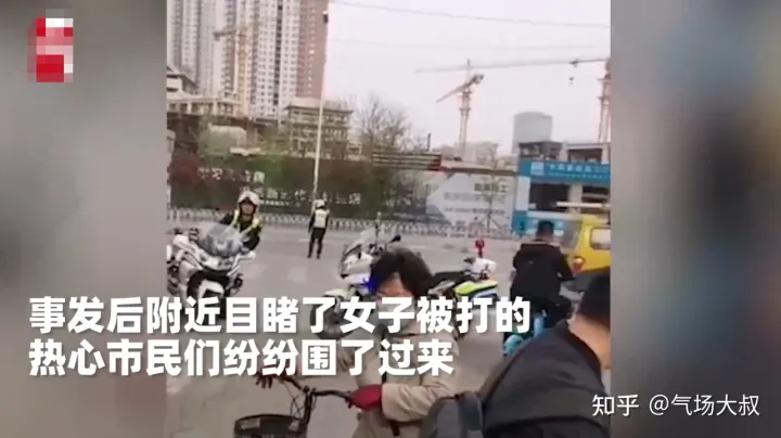 辽宁女子与奔驰车发生剐蹭,遭两男子掌掴鼻血直流,警方通报:女子要求和解-沈阳女子骑车刮奔驰