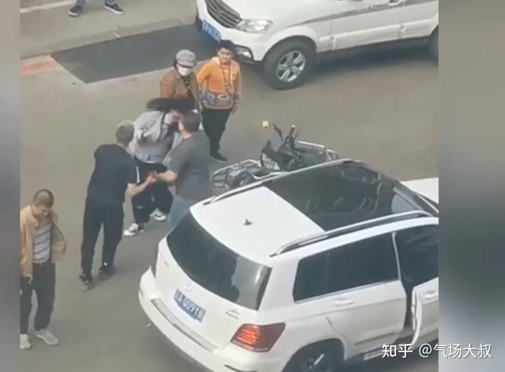 辽宁女子与奔驰车发生剐蹭,遭两男子掌掴鼻血直流,警方通报:女子要求和解-沈阳女子骑车刮奔驰