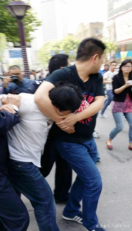 互殴和正当防卫有什么区别?-两人打架不管谁先动手都要拘留么