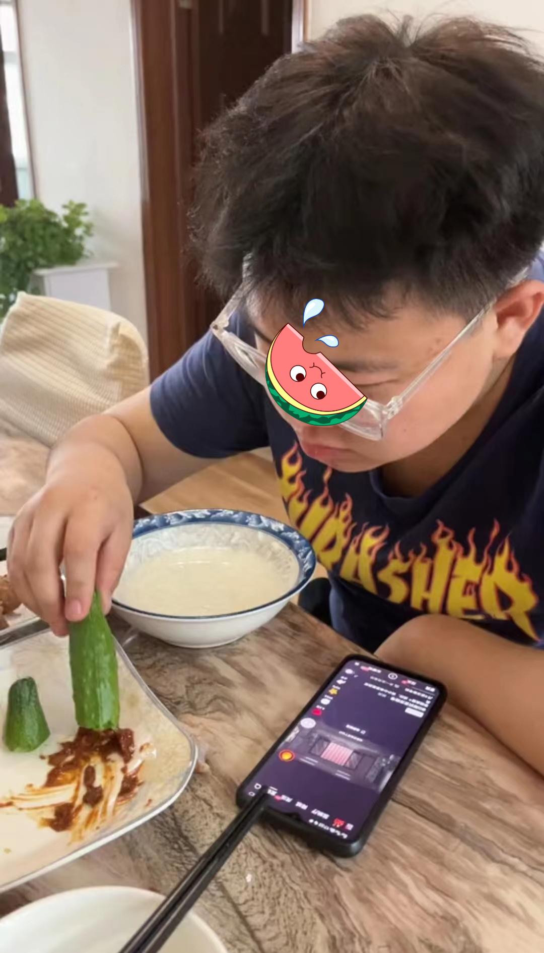 高考前四菜一汤,高考后黄瓜蘸酱,饭菜反差大,考生家庭地位不保-黄瓜蘸的酱是哪种酱做的