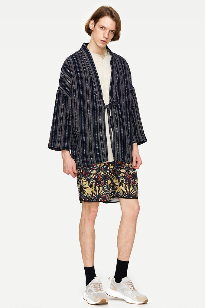 请注意,这有一个适合所有亚洲人的品牌——URBAN REVIVO(UR)(符合亚洲人的衣服品牌)