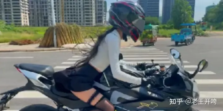 23岁机车美女网红车祸身亡!“机车媛”们引以为鉴,别再害人害己-机车女车祸现场