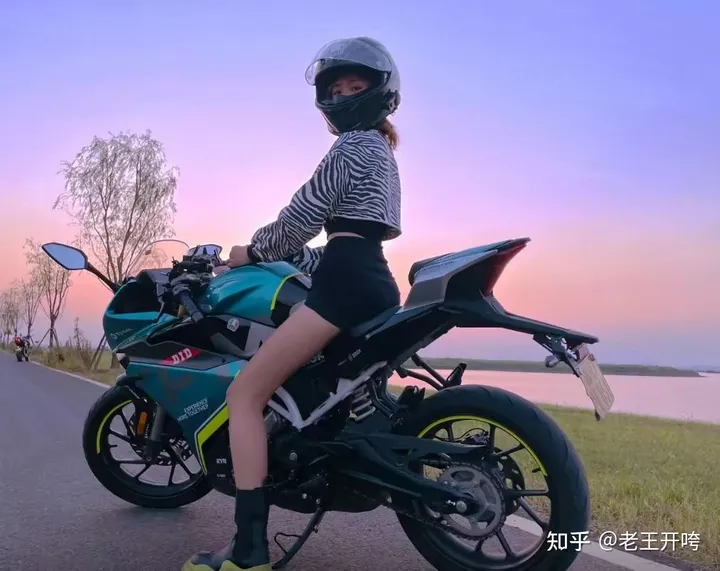 23岁机车美女网红车祸身亡!“机车媛”们引以为鉴,别再害人害己-机车女车祸现场