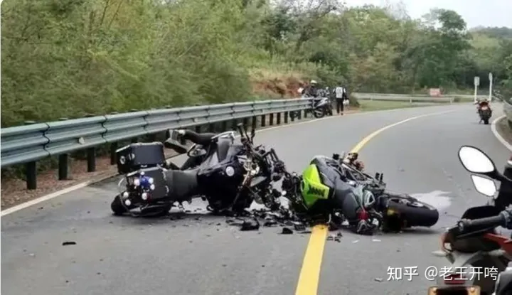 23岁机车美女网红车祸身亡!“机车媛”们引以为鉴,别再害人害己-机车女车祸现场