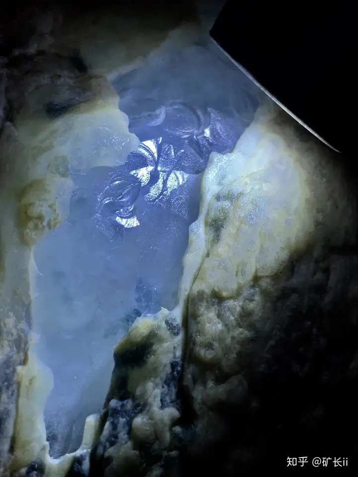 如何简单的辨别翡翠原石?四大技巧你不一定都知道(如何辨别翡翠原石真假)