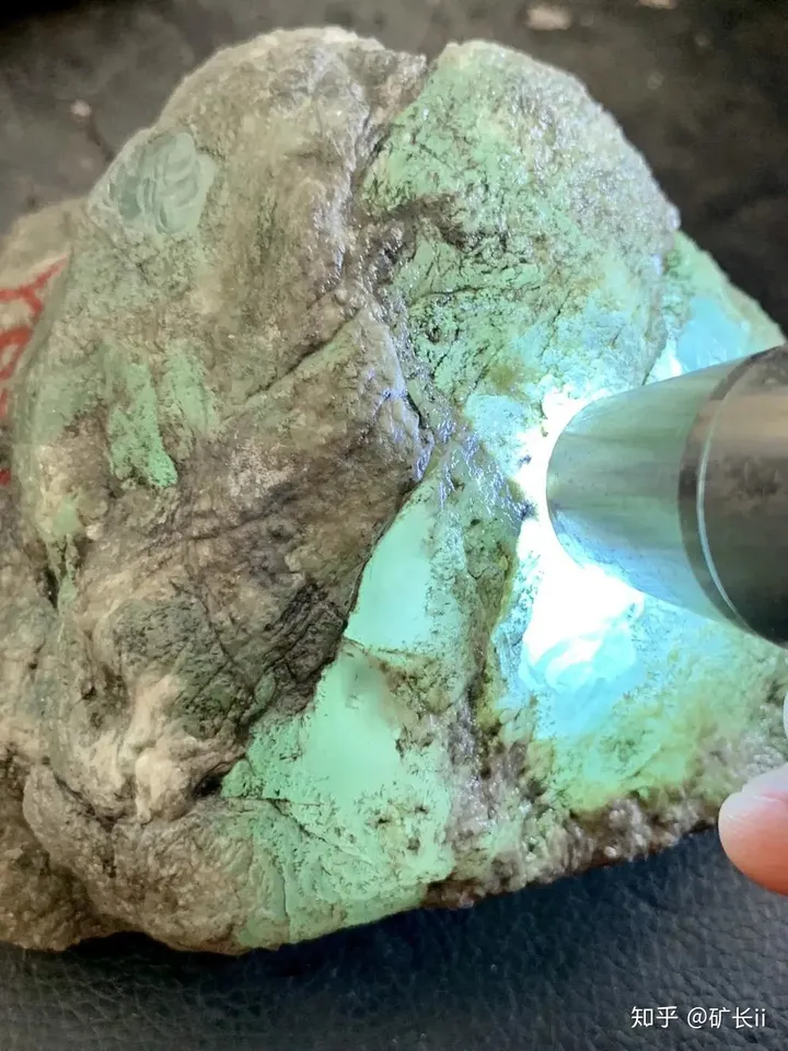 如何简单的辨别翡翠原石?四大技巧你不一定都知道(如何辨别翡翠原石真假)