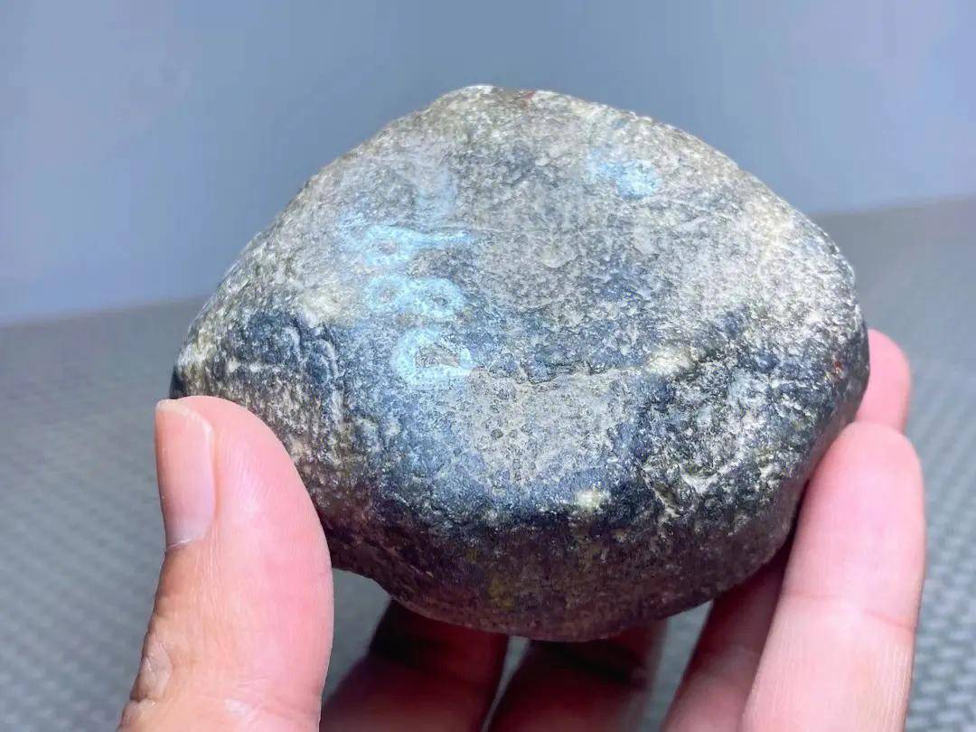 挑选翡翠原石的四大技巧(翡翠原石的知识与技巧)