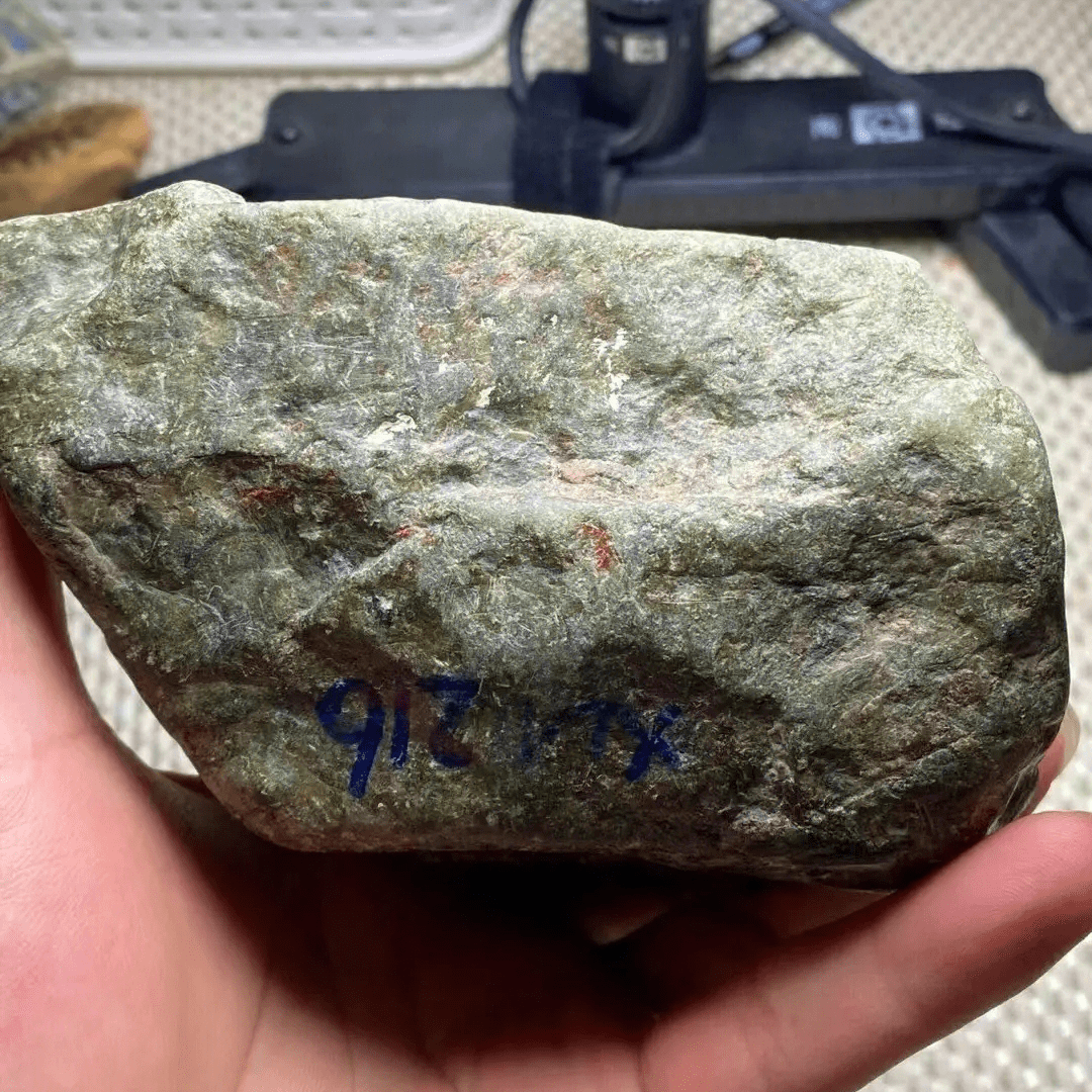 挑选翡翠原石的四大技巧(翡翠原石的知识与技巧)