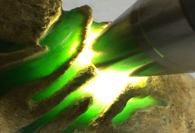 三分钟教你翡翠原石赌石品级的鉴定方法!多利多(赌翡翠原石涨的概率大吗)