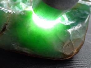 翡翠原石鉴定价值多少钱(翡翠原石鉴定价值多少钱一个)