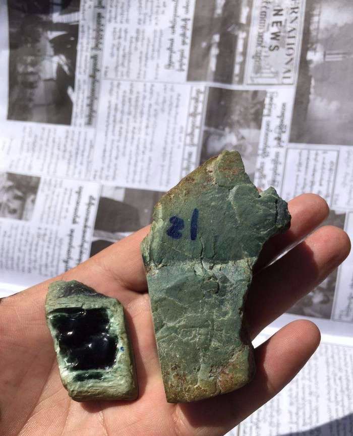 毫不犹豫拿下翡翠原石,切出高品质的墨翠,成品戒面惊艳!(墨翠切皮后图片)
