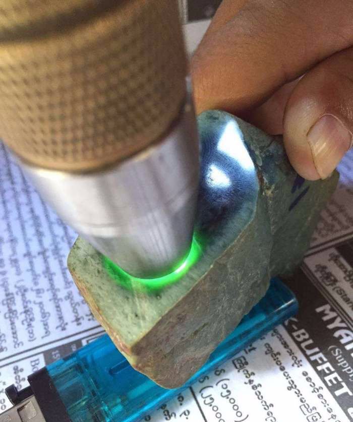 毫不犹豫拿下翡翠原石,切出高品质的墨翠,成品戒面惊艳!(墨翠切皮后图片)