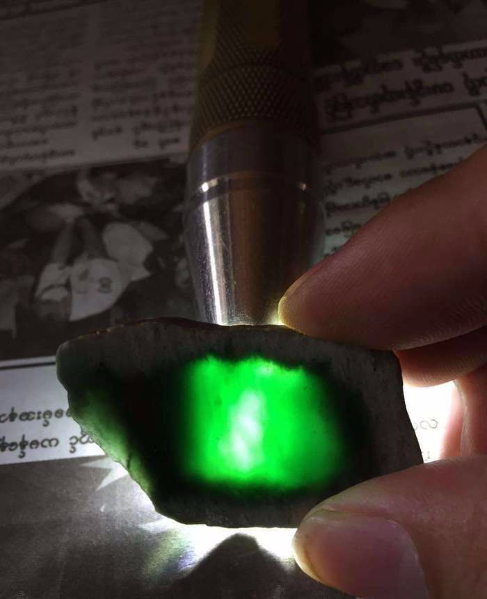 毫不犹豫拿下翡翠原石,切出高品质的墨翠,成品戒面惊艳!(墨翠切皮后图片)