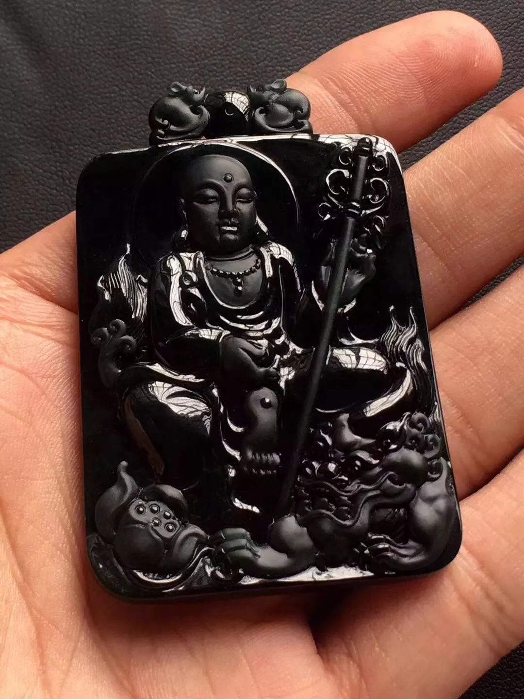 毫不犹豫拿下翡翠原石,切出高品质的墨翠,成品戒面惊艳!(墨翠切皮后图片)