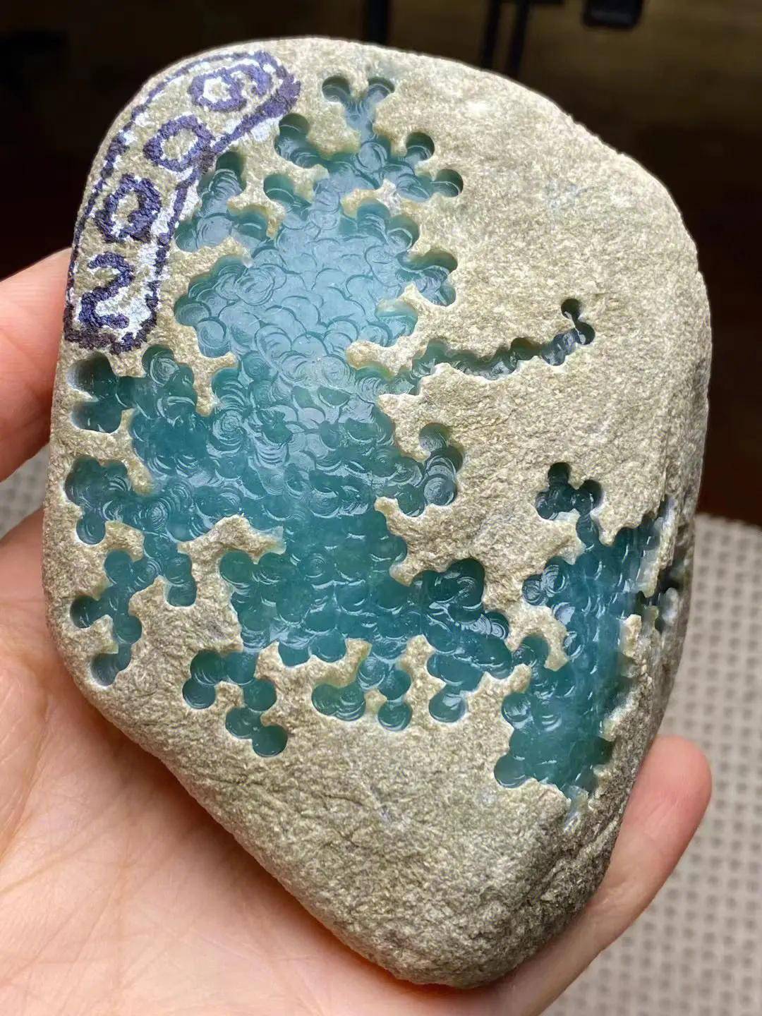 挑选翡翠原石的四大技巧-怎样挑选翡翠原石