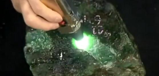 小伙子带翡翠原石来鉴定,自称四个亿,专家竖起了大拇指:了不得-翡翠原石可以检测吗