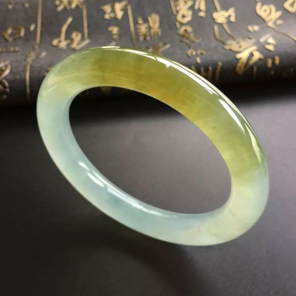 冰种翡翠玉镯的价格如何?冰种翡翠是性价比最高的翡翠吗?-冰种翡翠手镯什么价格