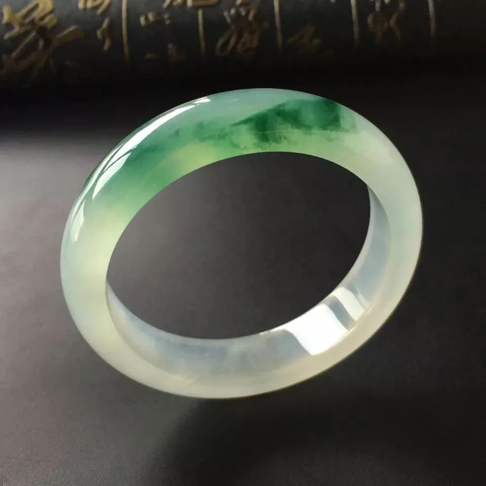 冰种翡翠玉镯的价格如何?冰种翡翠是性价比最高的翡翠吗?-冰种翡翠手镯什么价格