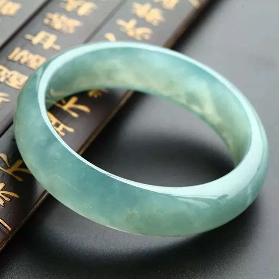 冰种翡翠玉镯的价格如何?冰种翡翠是性价比最高的翡翠吗?-冰种翡翠手镯什么价格