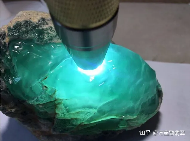 翡翠原石怎么辨别,看完文章你就明白了-翡翠原石的识别方法视频教学