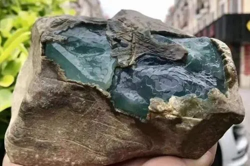 翡翠原石怎么辨别真假-如何辨别翡翠原石的样子?