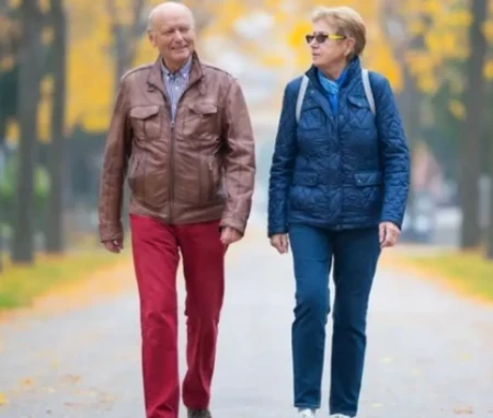 多散步对血管好?医生建议:50岁之后,坚持做这2件事或比运动好(散步对血压有好处吗)