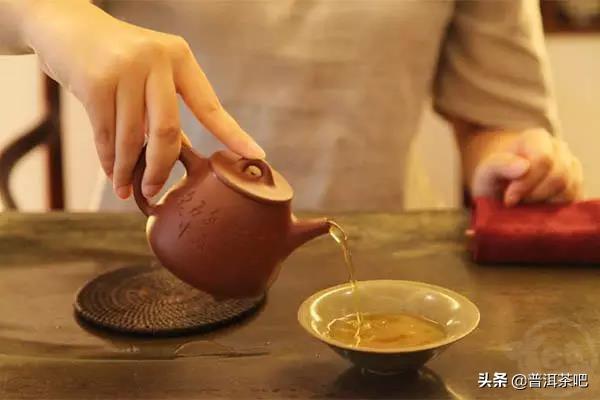 普洱生茶与熟茶之辨(普洱生茶和熟茶的区别是什么?弄懂这4点就够了......)