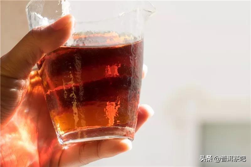 普洱生茶与熟茶之辨(普洱生茶和熟茶的区别是什么?弄懂这4点就够了......)