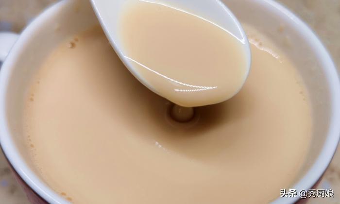 想喝奶茶不用买,教你在家做,1袋牛奶能做三大杯,比买的还好喝(怎么用牛奶制作奶茶)