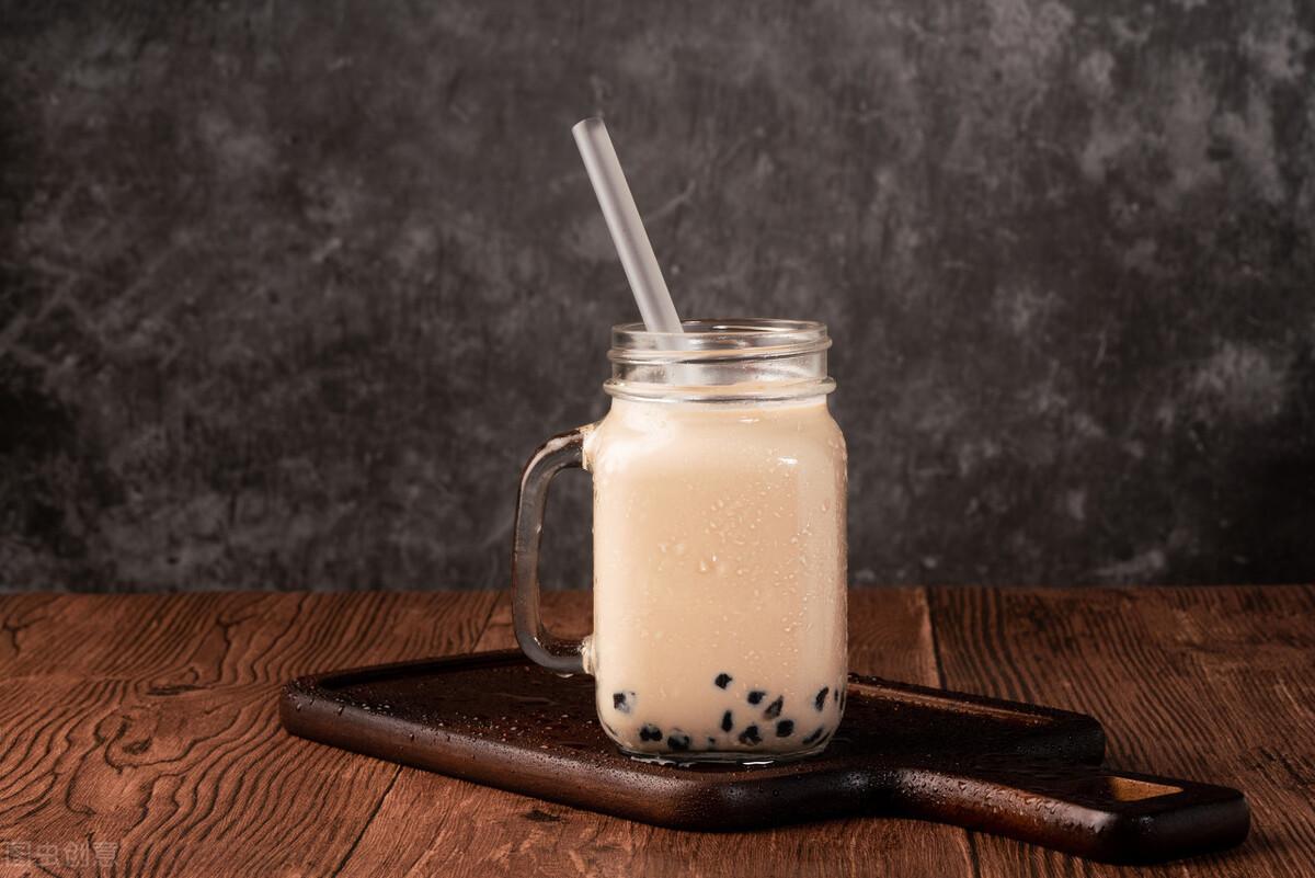 不用叫外卖了,教你自制奶茶,原料成本低,做法简单又好喝(自制奶茶怎么做最简单方法)