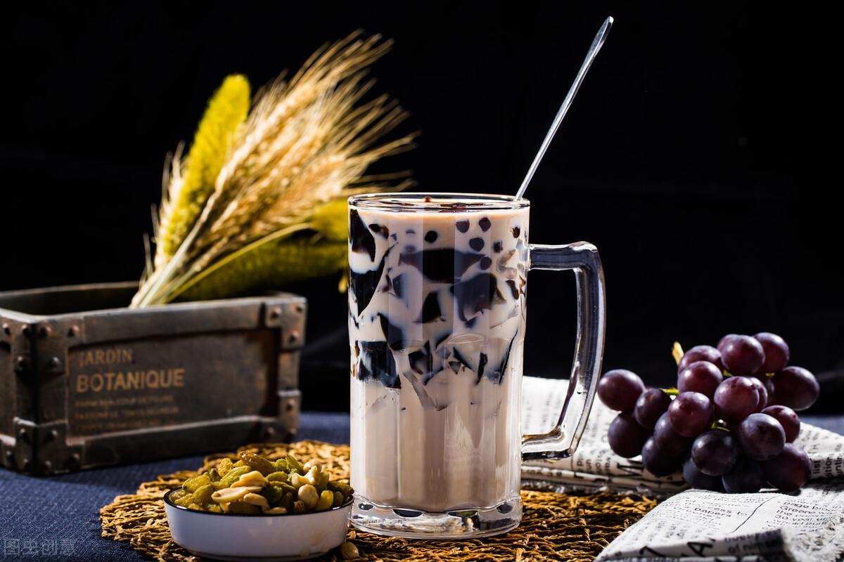 不用叫外卖了,教你自制奶茶,原料成本低,做法简单又好喝(自制奶茶怎么做最简单方法)