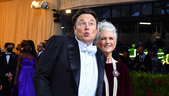 「图集」母亲节:名人与母亲的珍贵瞬间(关于名人的母亲的故事)