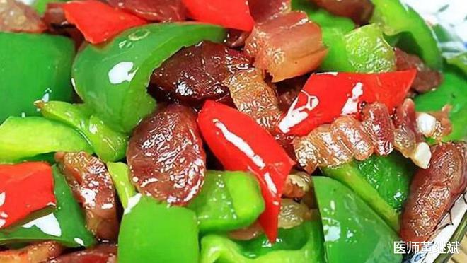能有效清除血液垃圾,适合中老年人食用,青椒的医学功效有哪些?(青椒对人体有什么好处和坏处)