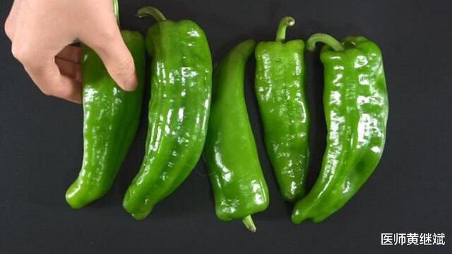能有效清除血液垃圾,适合中老年人食用,青椒的医学功效有哪些?(青椒对人体有什么好处和坏处)