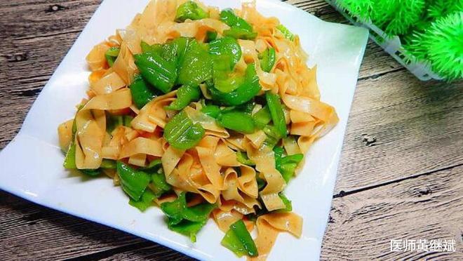 能有效清除血液垃圾,适合中老年人食用,青椒的医学功效有哪些?(青椒对人体有什么好处和坏处)