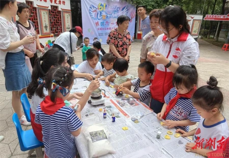岳塘区下摄司街道长城社区开展“六一”儿童节暨未成年人保护宣传活动(社区关爱未成年活动2020年)
