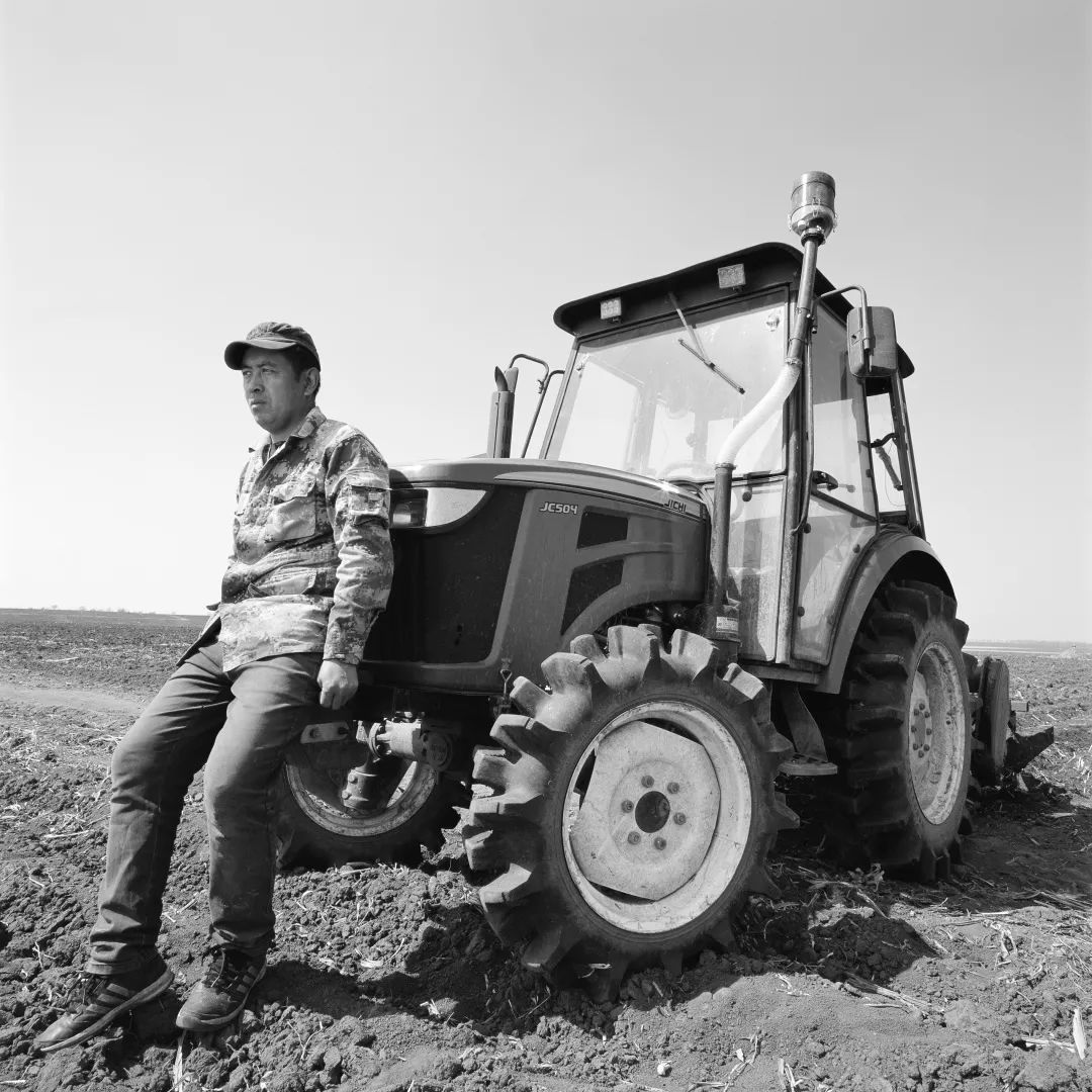 【中华艺术宫 | 展览】“在希望的田野上——馆藏逄小威中国农民肖像主题摄影作品展”明起对公众开放-我想看逄小威