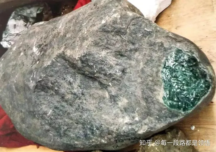 翡翠原石的特征,性质,怎样分辨原石出自哪些场口-翡翠原石怎么鉴别真假视频