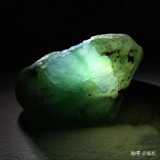 翡翠原石”一般出现在什么地方,在哪里可以捡到翡翠原石?-翡翠原石出在哪里