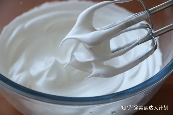 生日蛋糕别买了,教你在家做,不用抹面,简单零失败,健康又好吃(生日蛋糕不用买了,在家也能做,制作简单,好看又好吃!)