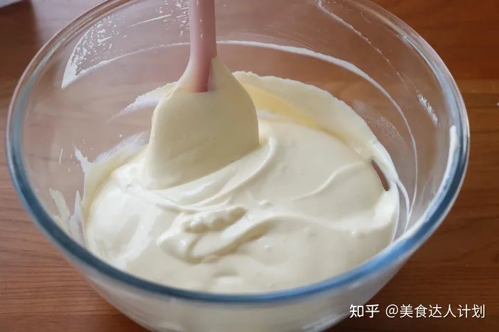 生日蛋糕别买了,教你在家做,不用抹面,简单零失败,健康又好吃(生日蛋糕不用买了,在家也能做,制作简单,好看又好吃!)