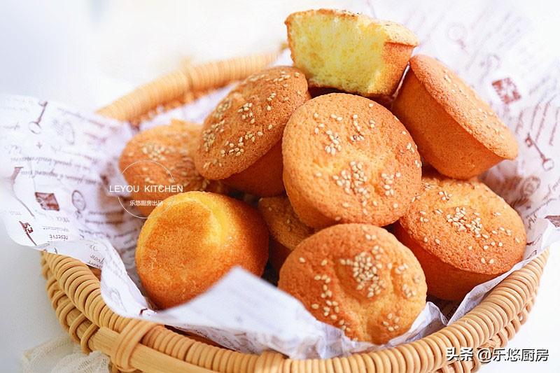 从小喜欢吃的蛋糕,家里有鸡蛋、面粉、糖、油就能做,比买的还香(用鸡蛋做蛋糕怎么做?)