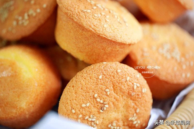 从小喜欢吃的蛋糕,家里有鸡蛋、面粉、糖、油就能做,比买的还香(用鸡蛋做蛋糕怎么做?)